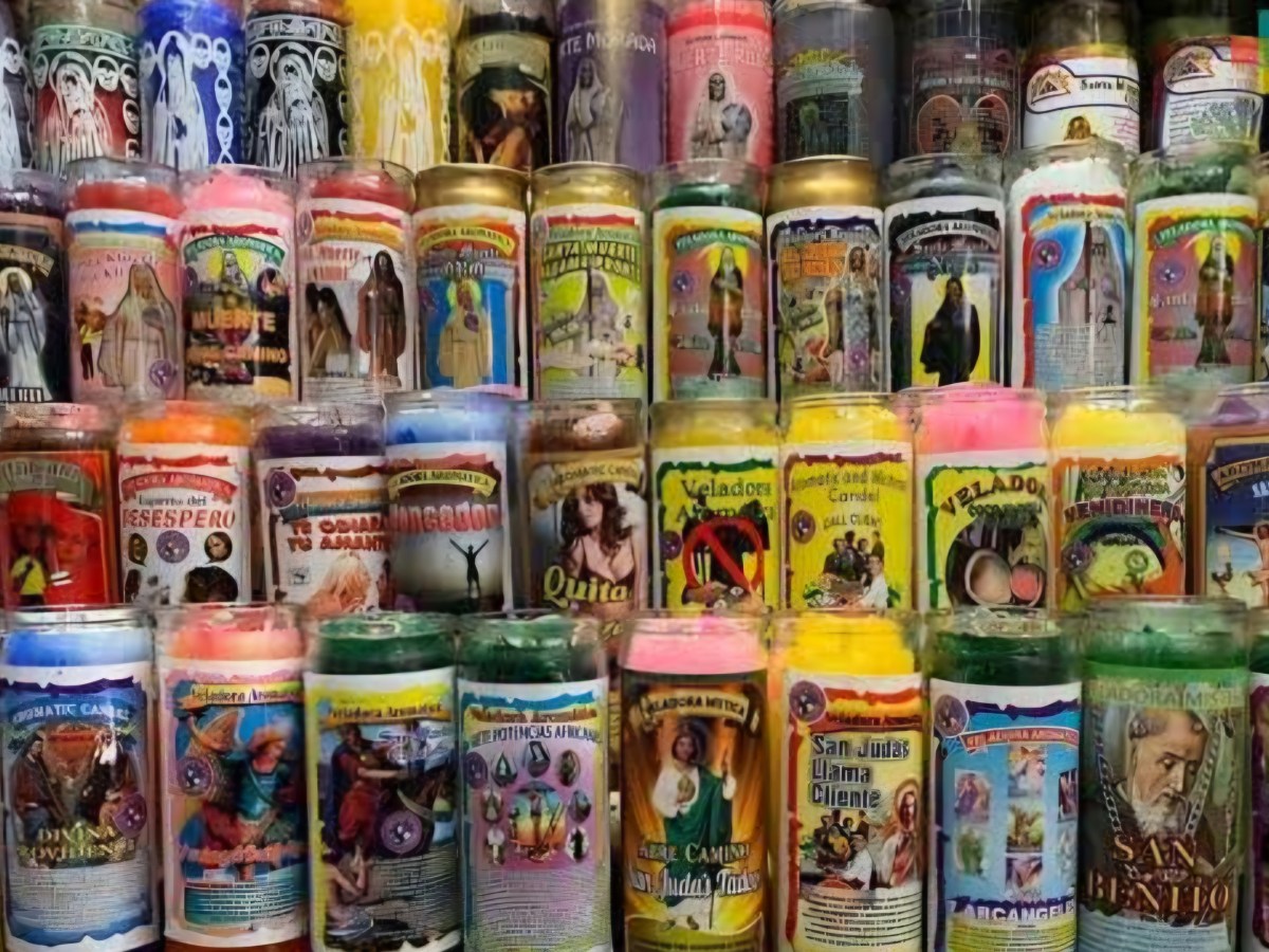 El Fuego que Pide y Protege: Veladoras en la Magia Popular&nbsp;Mexicana